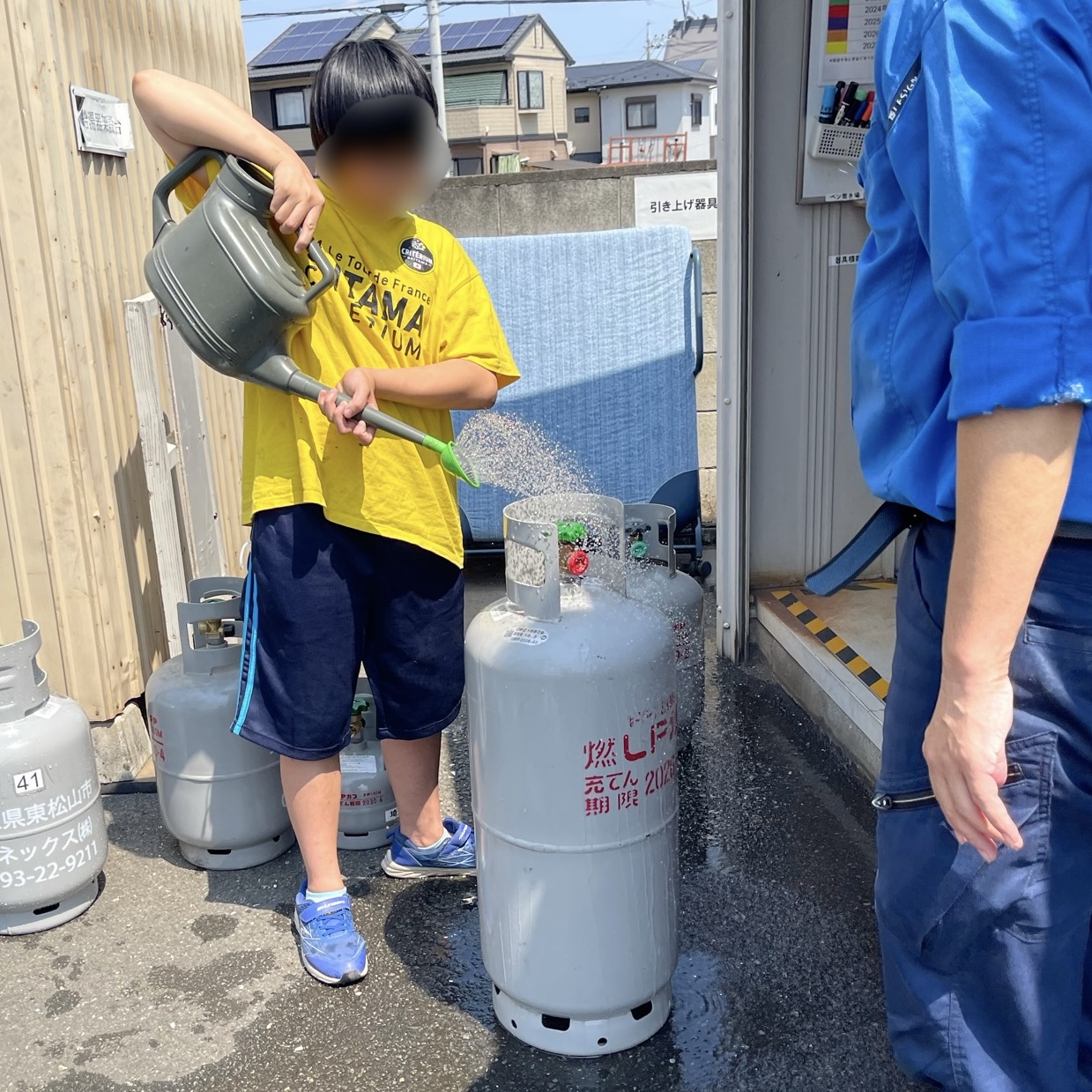 ガスボンベに水をかける様子