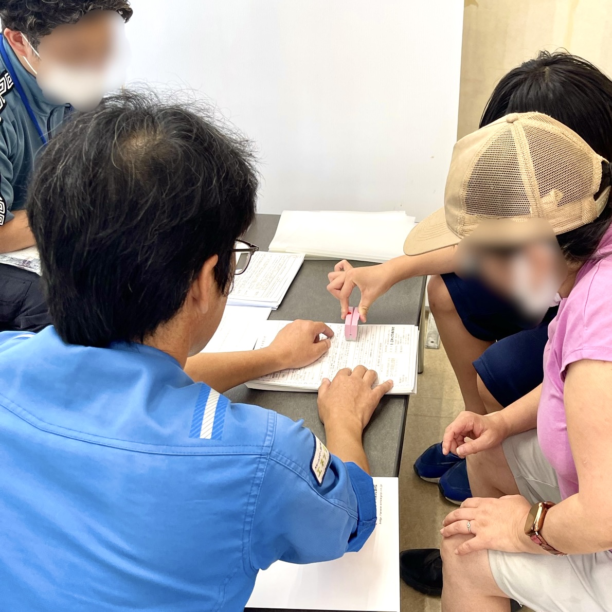 横判を押す様子