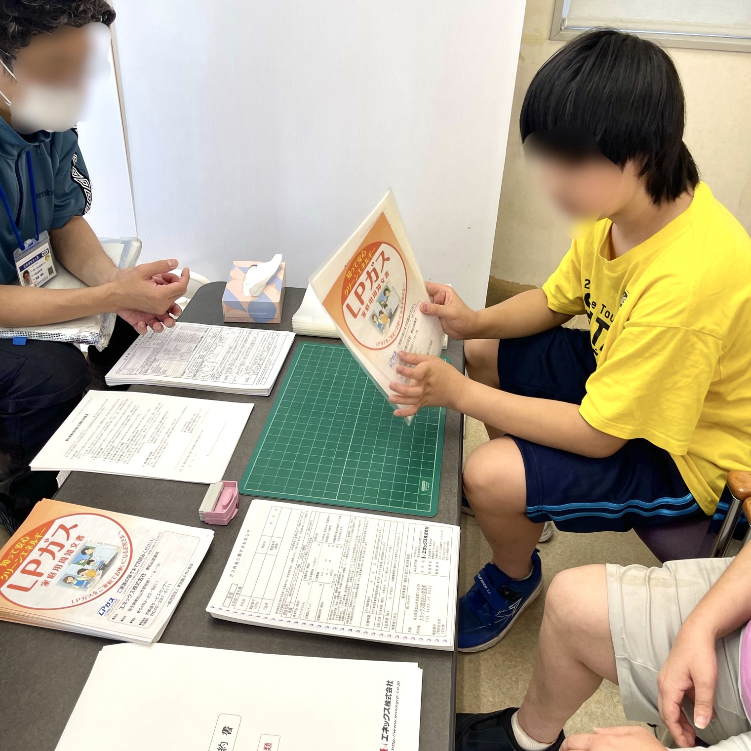 入居書類を封筒にまとめる様子